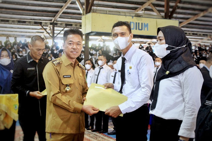 Bupati Rohil Serahkan 978 SK PPPK Guru Tahap l dan ll Formasi 2021